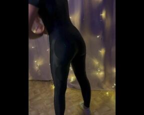 Girl in sexy leggings goes in for sports