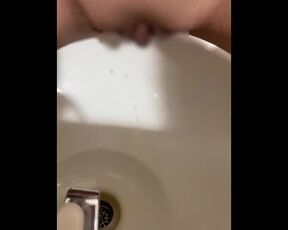 洗面器で放尿！！後ろから急に人がきて