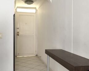 The messenger arrived with my order, since I have no money, I invite him to continue, I seduce him