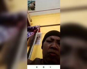 Mak Haji Isnah Paling Ganas Sekelurahan Jarang Pake Celana